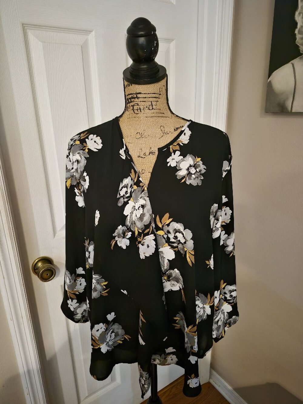 Ladies Van Heusen Black and Flower Blouse XL